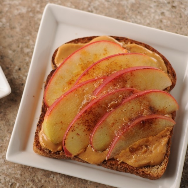 Энергетический тост-с красными яблоками на арахисовой пасте
